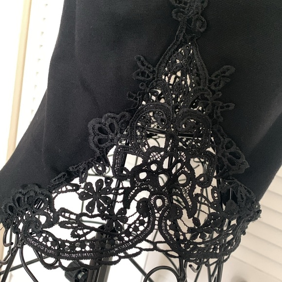 Black crop cami with lace detail and back zipper - Picture 4 of 5